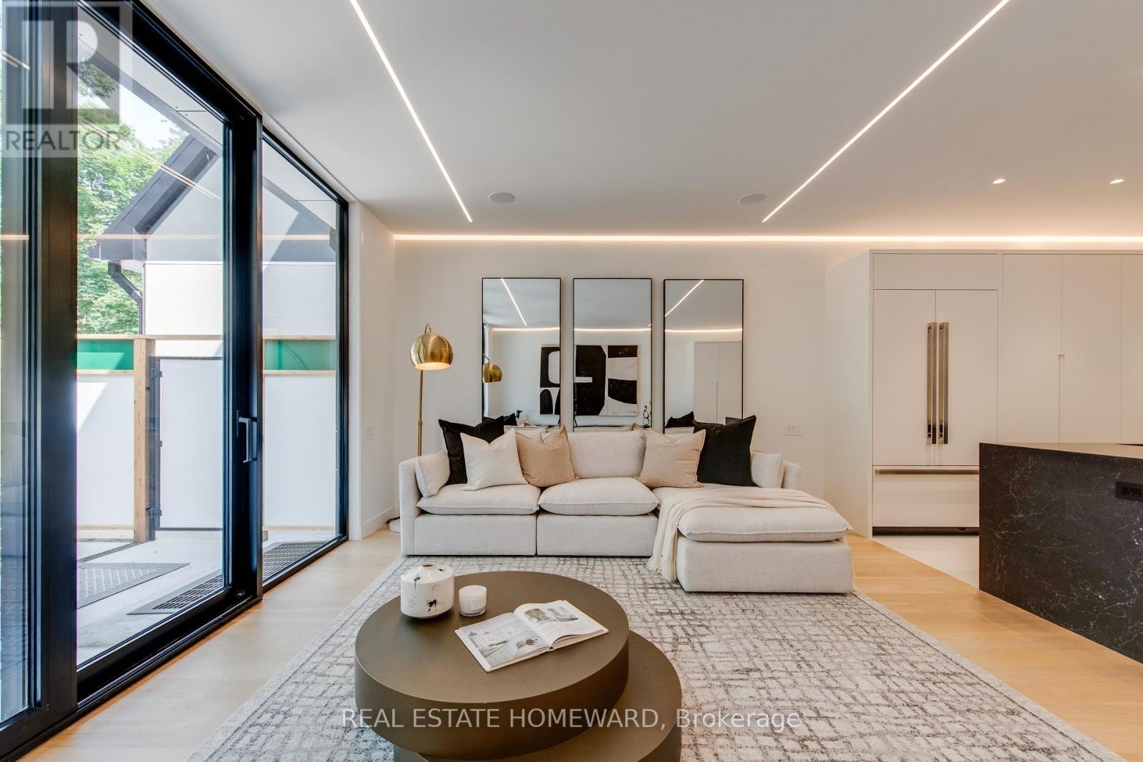 












174 KENILWORTH AVENUE

,
Toronto (The Beaches),




Ontario
M4L3S6

