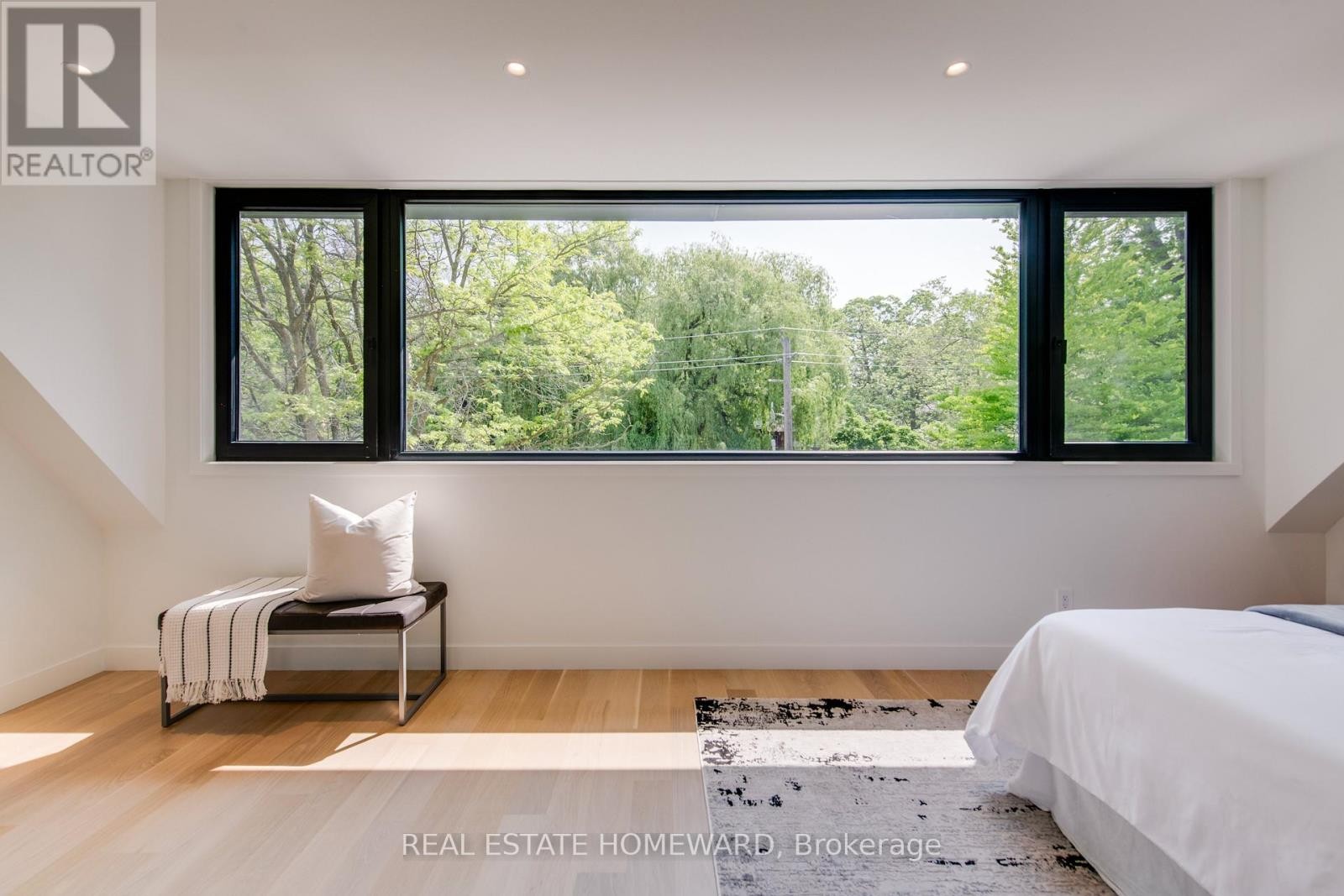 












174 KENILWORTH AVENUE

,
Toronto (The Beaches),




Ontario
M4L3S6

