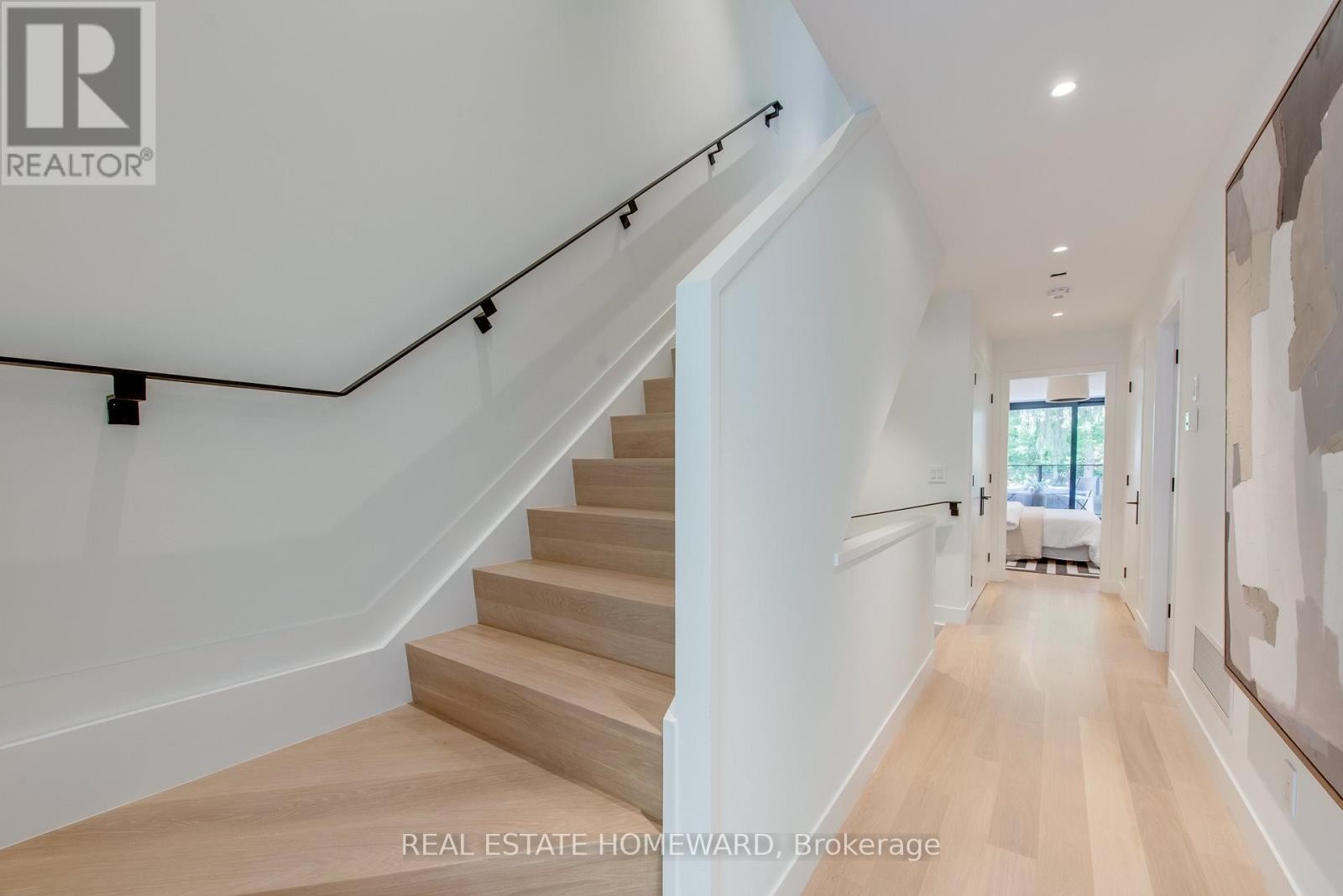 












174 KENILWORTH AVENUE

,
Toronto (The Beaches),




Ontario
M4L3S6

