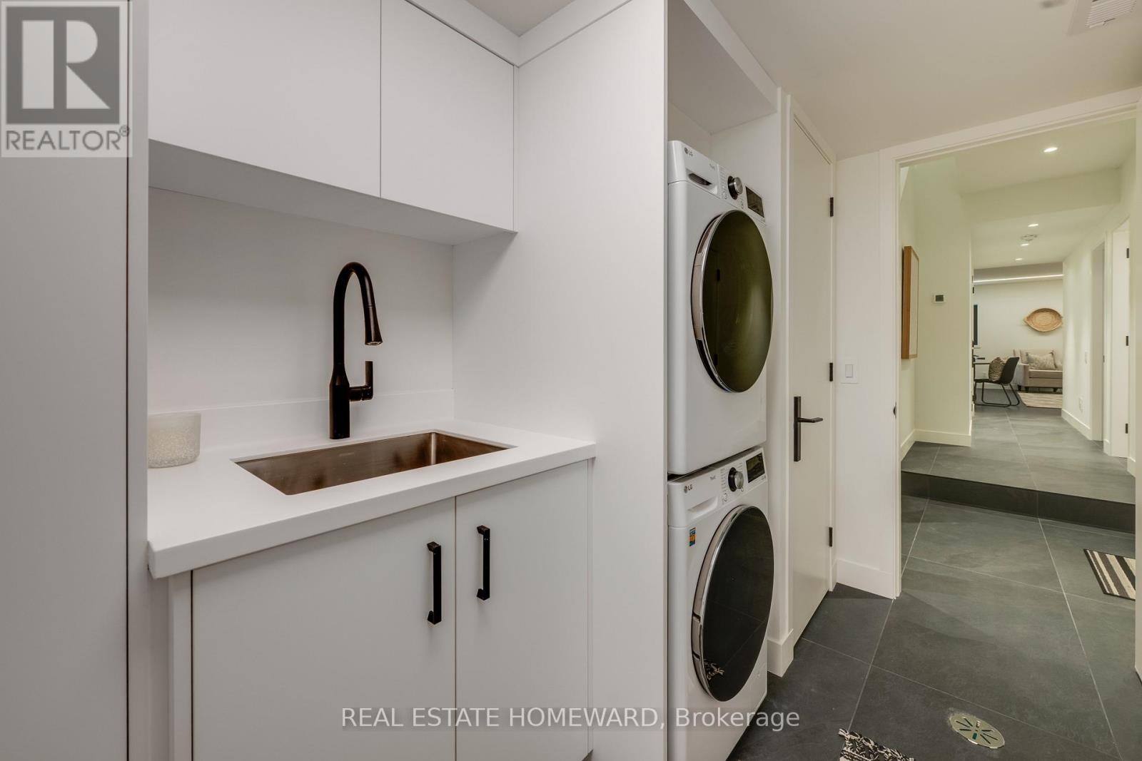 












174 KENILWORTH AVENUE

,
Toronto (The Beaches),




Ontario
M4L3S6

