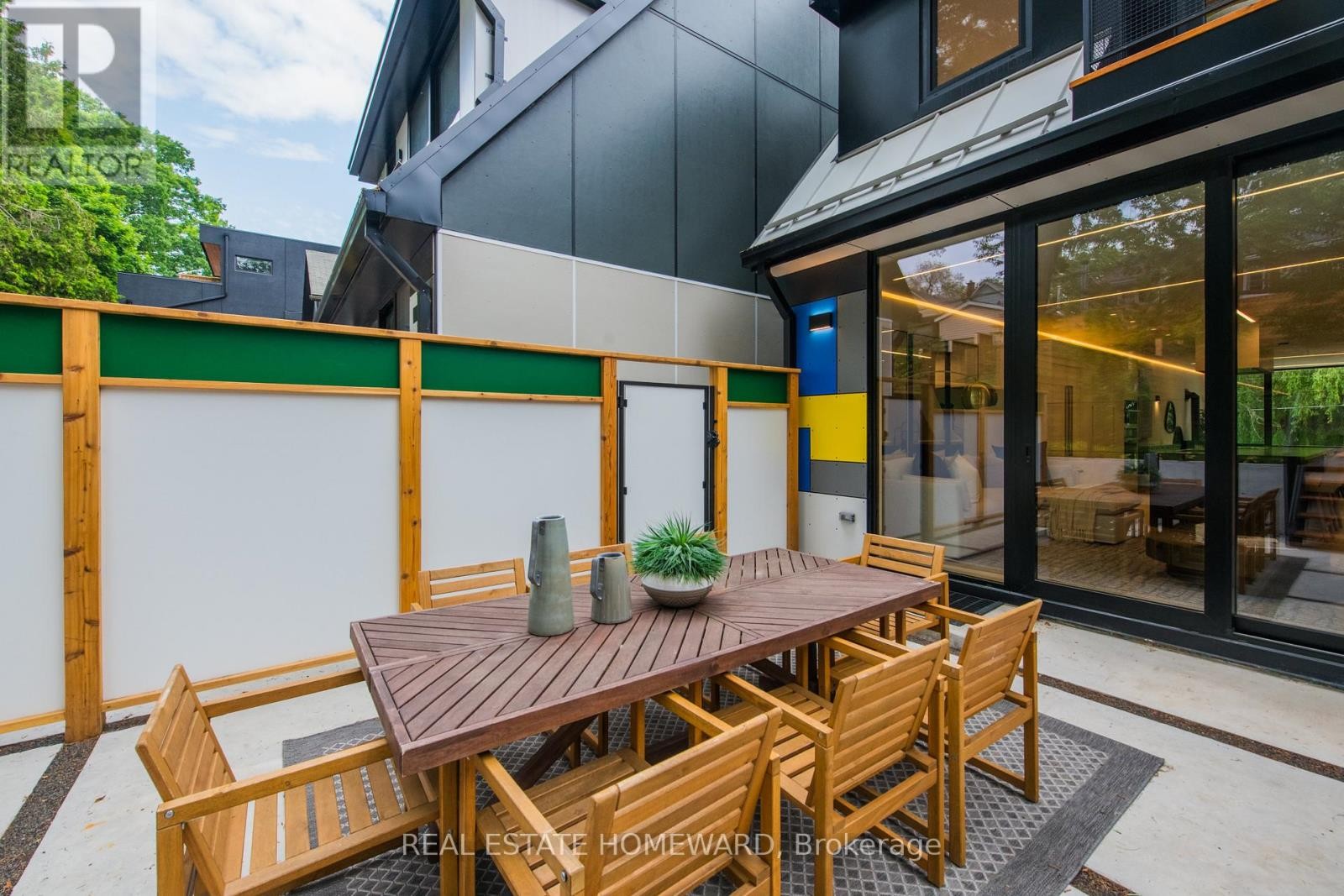 












174 KENILWORTH AVENUE

,
Toronto (The Beaches),




Ontario
M4L3S6

