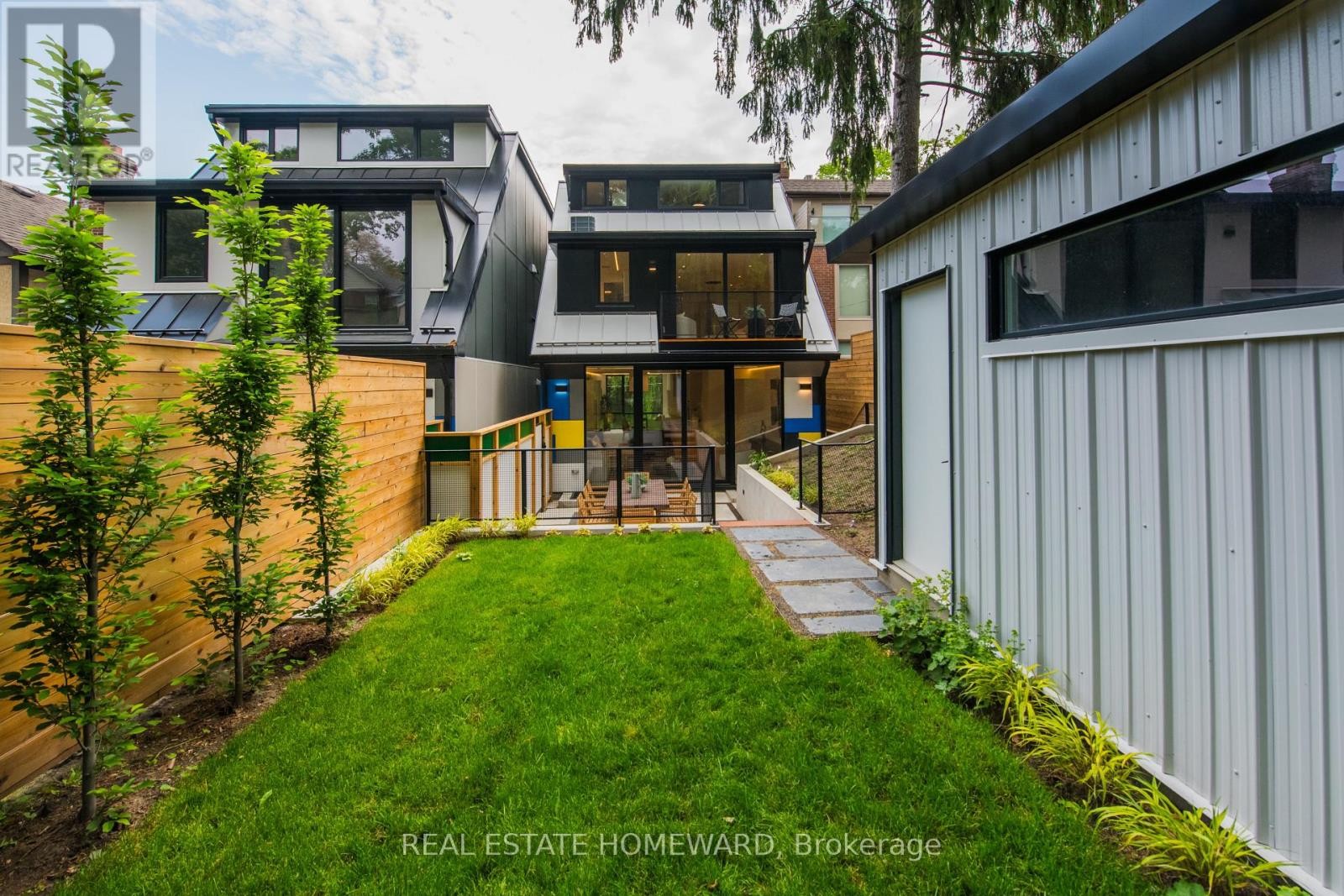 












174 KENILWORTH AVENUE

,
Toronto (The Beaches),




Ontario
M4L3S6

