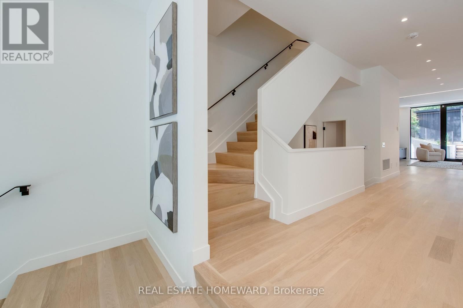 












174 KENILWORTH AVENUE

,
Toronto (The Beaches),




Ontario
M4L3S6

