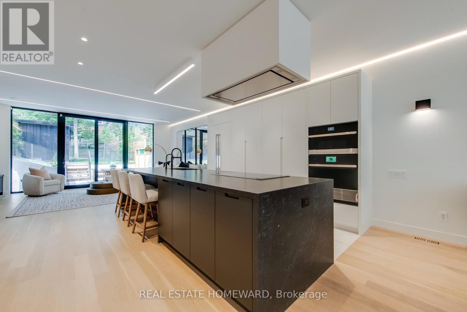 












174 KENILWORTH AVENUE

,
Toronto (The Beaches),




Ontario
M4L3S6

