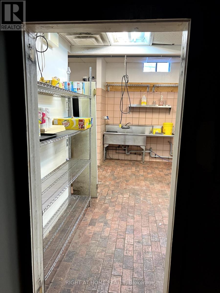 












753 QUEEN STREET E

,
Toronto (South Riverdale),




Ontario
M4M1H3

