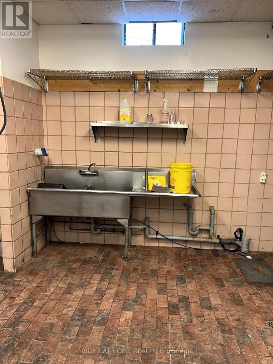 












753 QUEEN STREET E

,
Toronto (South Riverdale),




Ontario
M4M1H3

