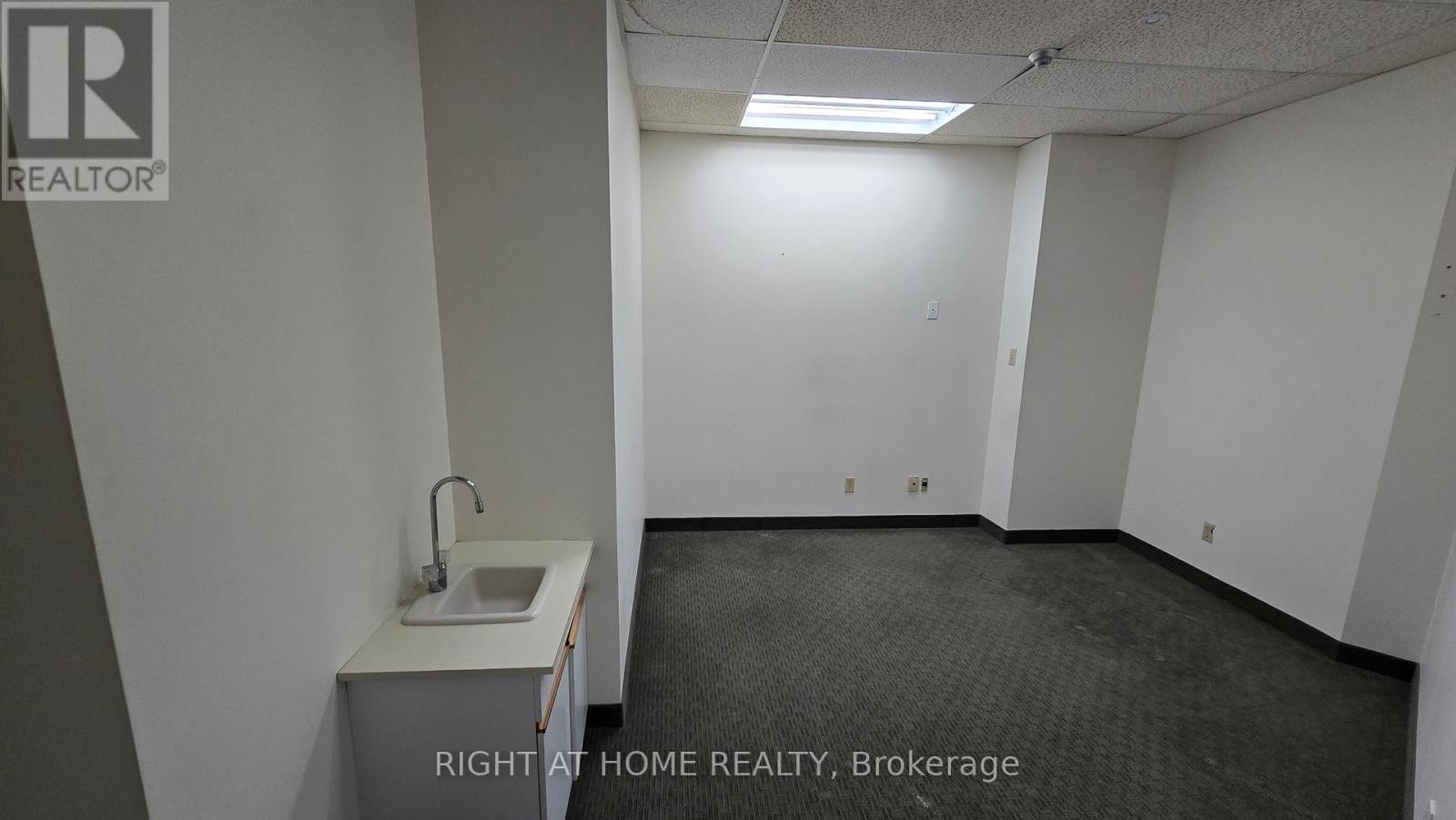 












102 - 2201 WARDEN AVENUE

,
Toronto (Tam O'Shanter-Sullivan),




Ontario
M1T1V5

