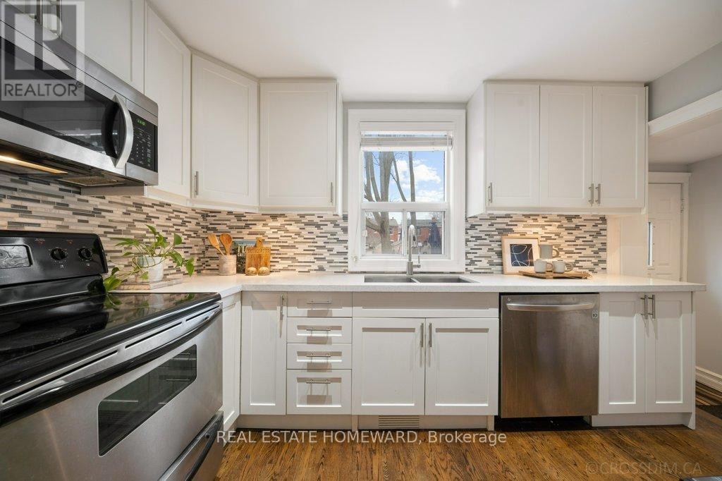 












21 QUEENSDALE AVENUE

,
Toronto (Danforth Village-East York),




Ontario
M4J1Y1

