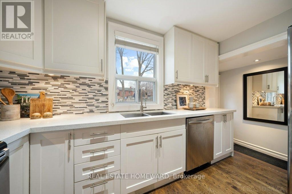 












21 QUEENSDALE AVENUE

,
Toronto (Danforth Village-East York),




Ontario
M4J1Y1

