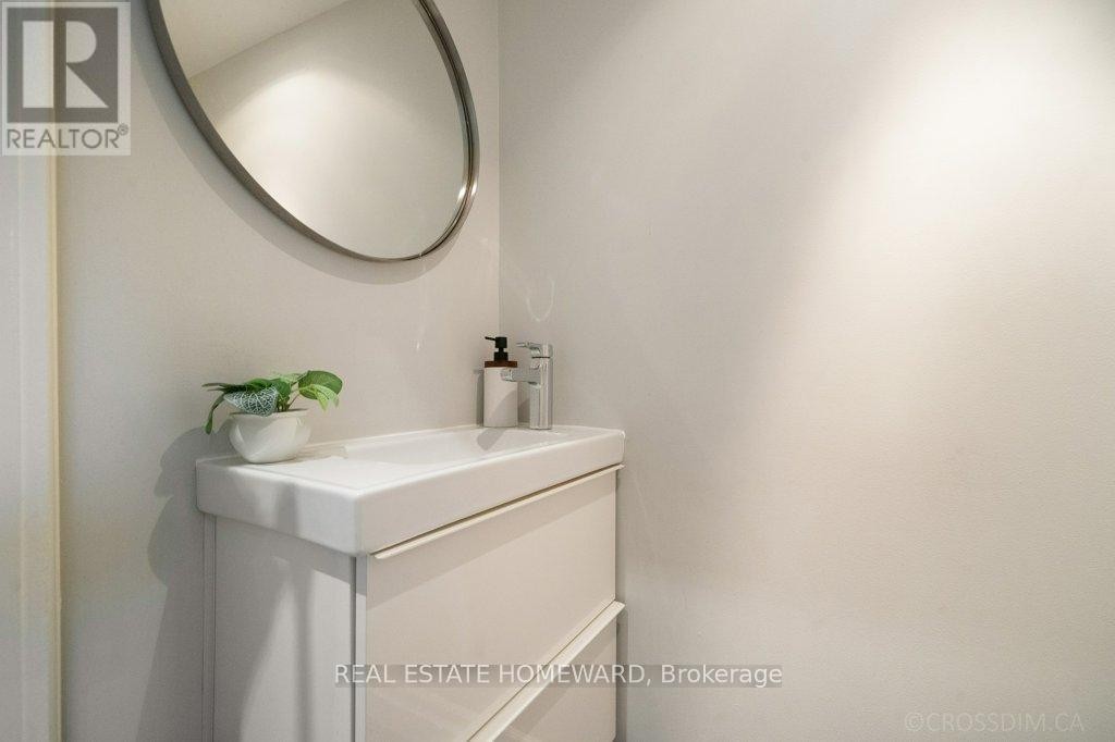 












21 QUEENSDALE AVENUE

,
Toronto (Danforth Village-East York),




Ontario
M4J1Y1

