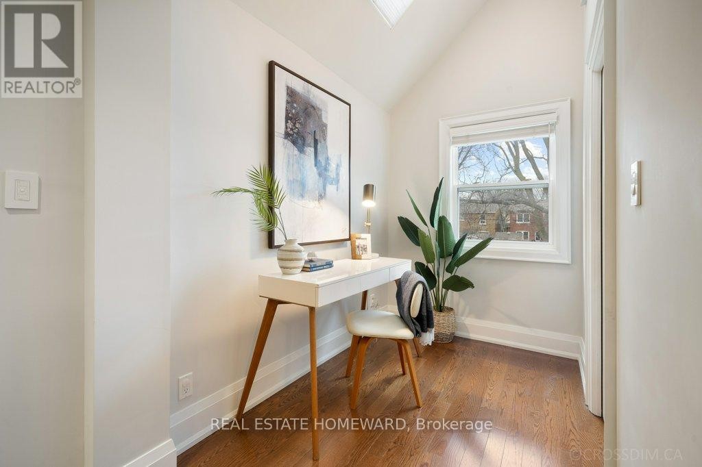 












21 QUEENSDALE AVENUE

,
Toronto (Danforth Village-East York),




Ontario
M4J1Y1

