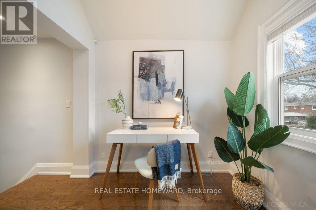 












21 QUEENSDALE AVENUE

,
Toronto (Danforth Village-East York),




Ontario
M4J1Y1

