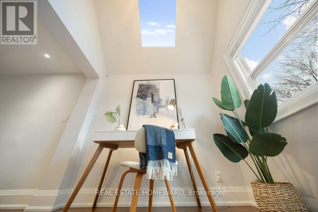 












21 QUEENSDALE AVENUE

,
Toronto (Danforth Village-East York),




Ontario
M4J1Y1

