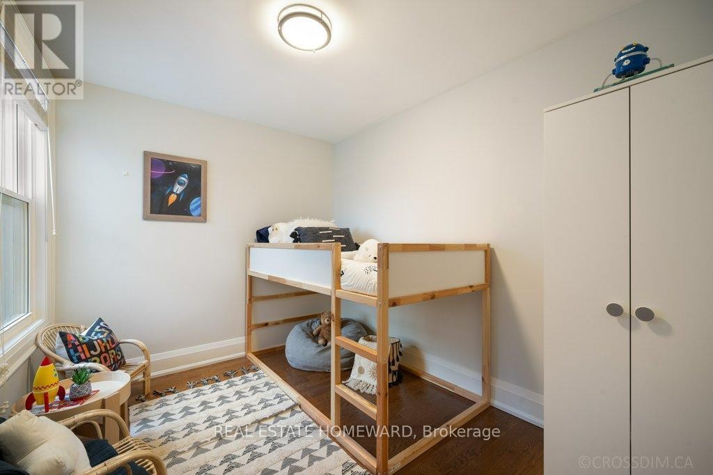 












21 QUEENSDALE AVENUE

,
Toronto (Danforth Village-East York),




Ontario
M4J1Y1

