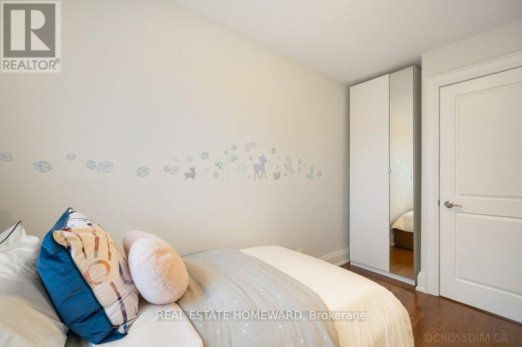 












21 QUEENSDALE AVENUE

,
Toronto (Danforth Village-East York),




Ontario
M4J1Y1

