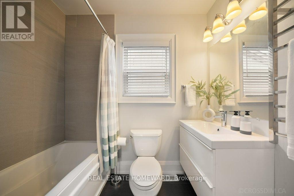 












21 QUEENSDALE AVENUE

,
Toronto (Danforth Village-East York),




Ontario
M4J1Y1

