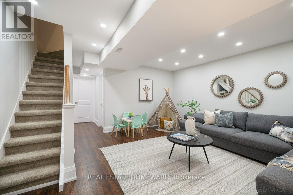 












21 QUEENSDALE AVENUE

,
Toronto (Danforth Village-East York),




Ontario
M4J1Y1

