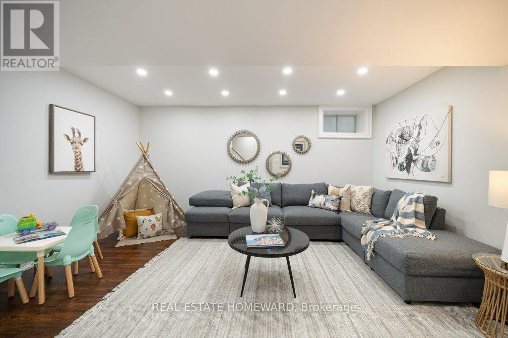 












21 QUEENSDALE AVENUE

,
Toronto (Danforth Village-East York),




Ontario
M4J1Y1

