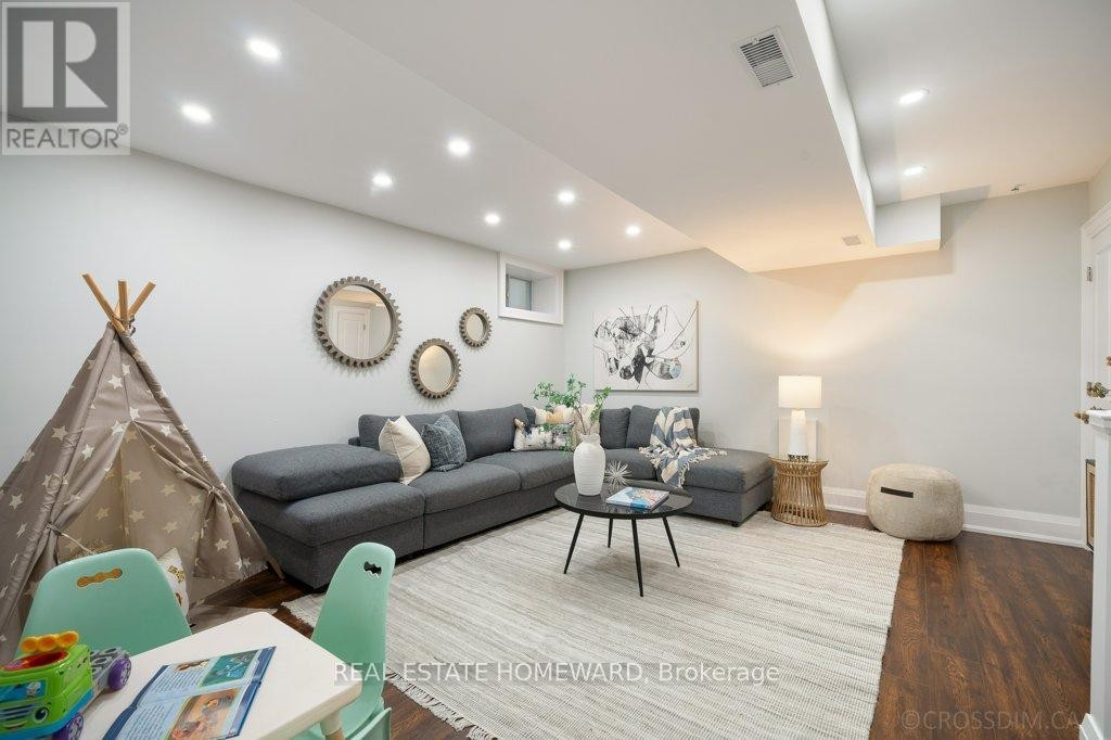 












21 QUEENSDALE AVENUE

,
Toronto (Danforth Village-East York),




Ontario
M4J1Y1

