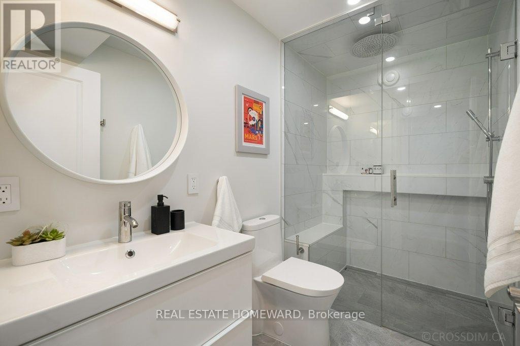 












21 QUEENSDALE AVENUE

,
Toronto (Danforth Village-East York),




Ontario
M4J1Y1

