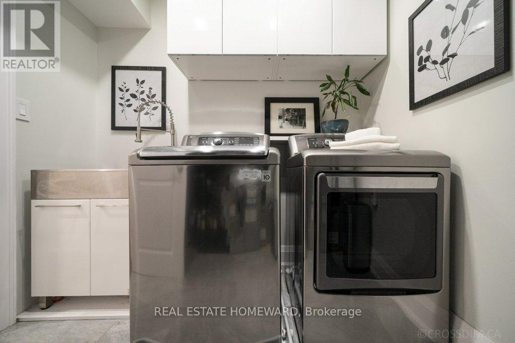 












21 QUEENSDALE AVENUE

,
Toronto (Danforth Village-East York),




Ontario
M4J1Y1

