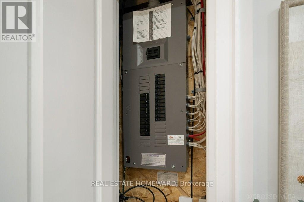 












21 QUEENSDALE AVENUE

,
Toronto (Danforth Village-East York),




Ontario
M4J1Y1

