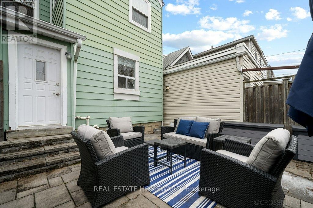 












21 QUEENSDALE AVENUE

,
Toronto (Danforth Village-East York),




Ontario
M4J1Y1

