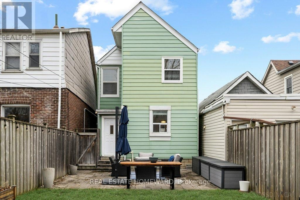 












21 QUEENSDALE AVENUE

,
Toronto (Danforth Village-East York),




Ontario
M4J1Y1

