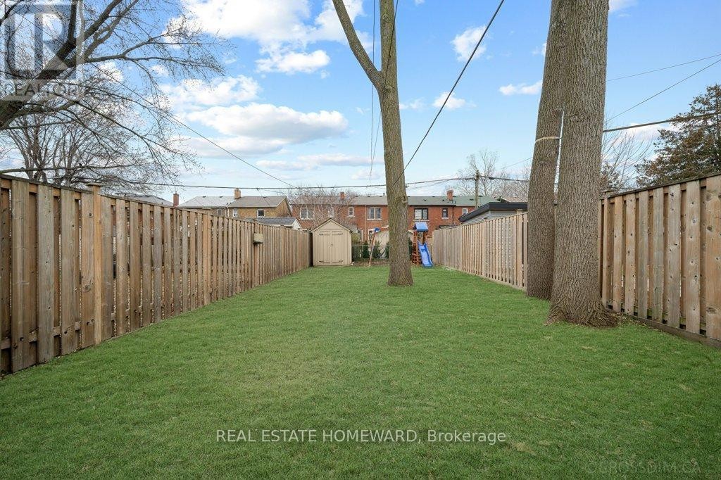 












21 QUEENSDALE AVENUE

,
Toronto (Danforth Village-East York),




Ontario
M4J1Y1

