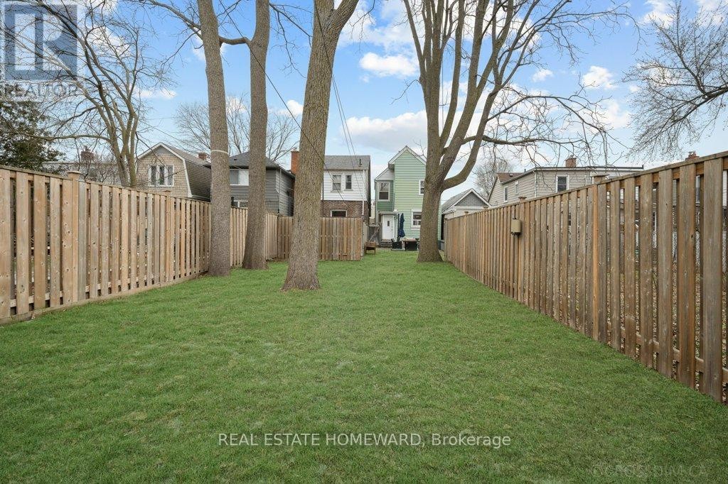 












21 QUEENSDALE AVENUE

,
Toronto (Danforth Village-East York),




Ontario
M4J1Y1

