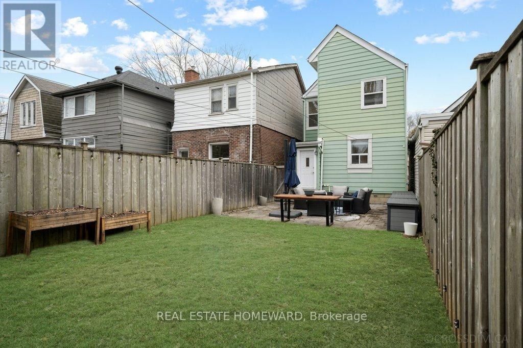 












21 QUEENSDALE AVENUE

,
Toronto (Danforth Village-East York),




Ontario
M4J1Y1

