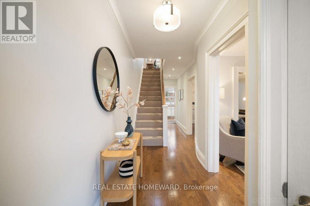 












21 QUEENSDALE AVENUE

,
Toronto (Danforth Village-East York),




Ontario
M4J1Y1

