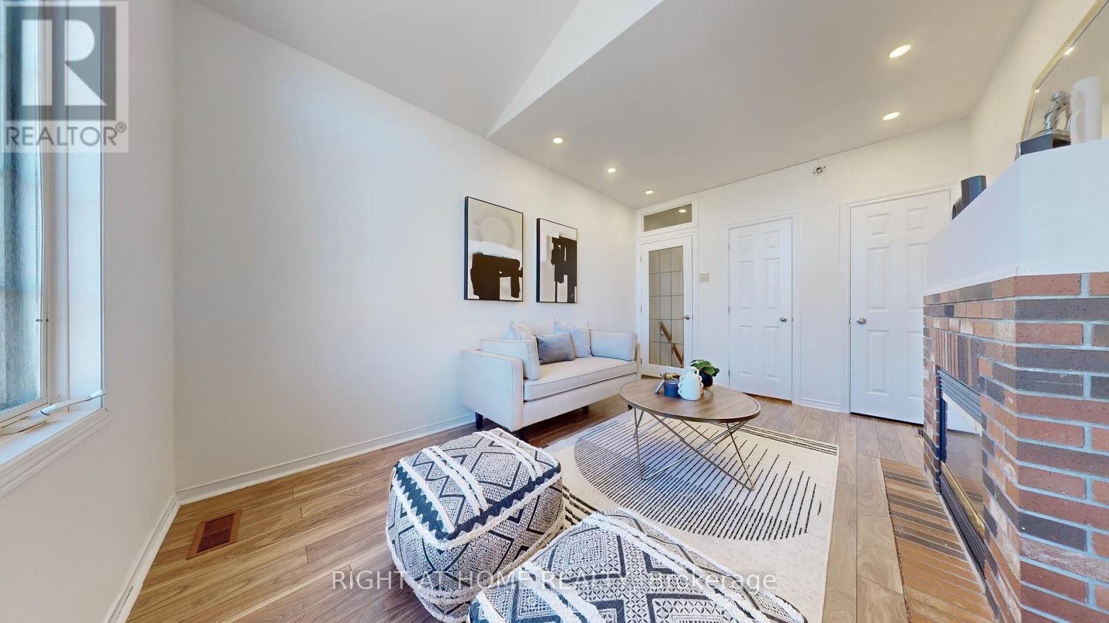 












112 CREEKWOOD CRESCENT

,
Whitby (Rolling Acres),




Ontario
L1R2K4

