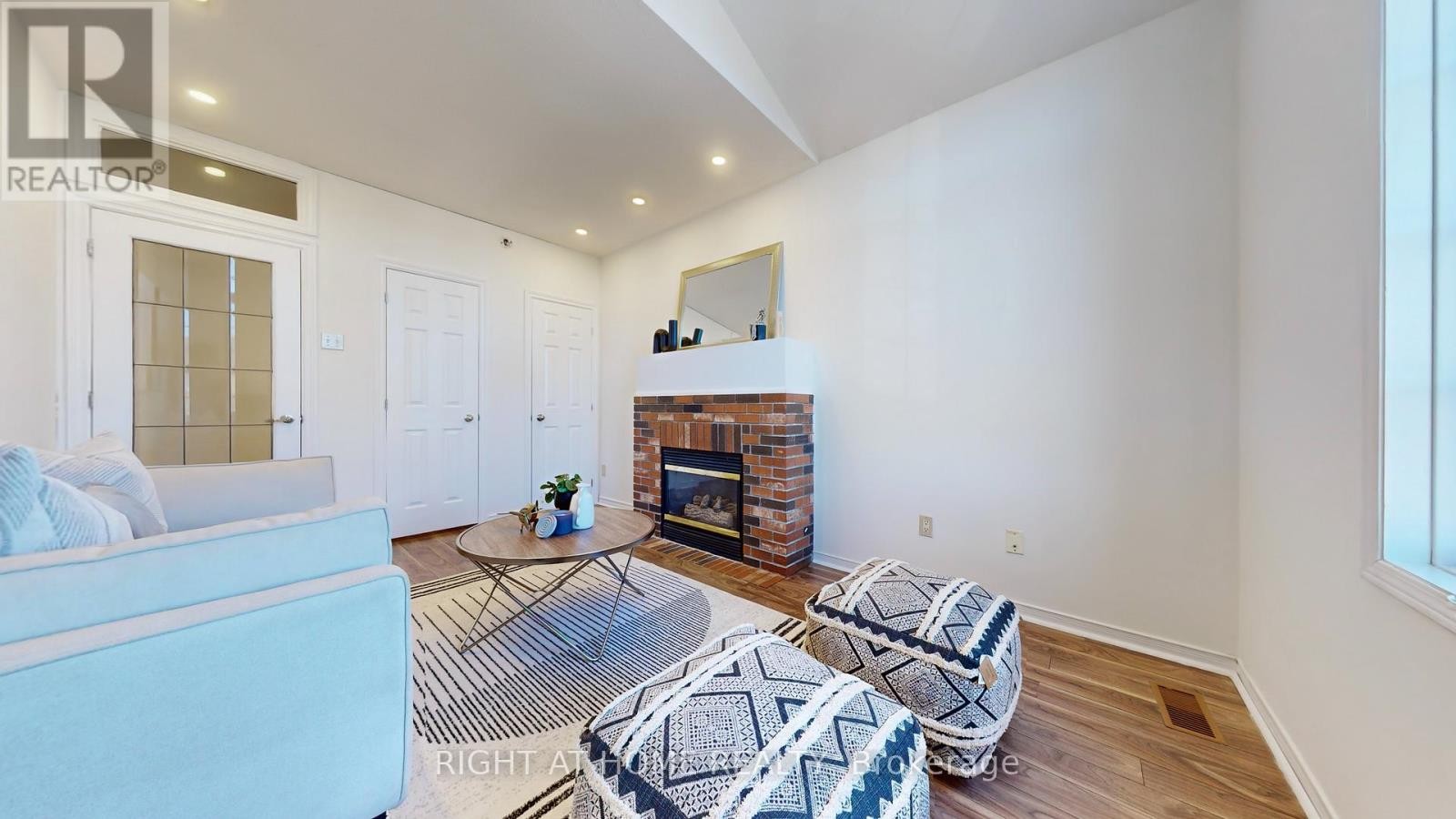 












112 CREEKWOOD CRESCENT

,
Whitby (Rolling Acres),




Ontario
L1R2K4

