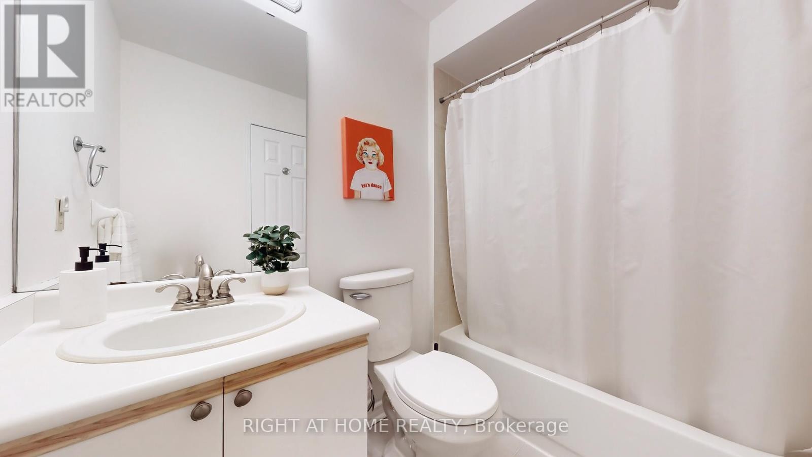 












112 CREEKWOOD CRESCENT

,
Whitby (Rolling Acres),




Ontario
L1R2K4

