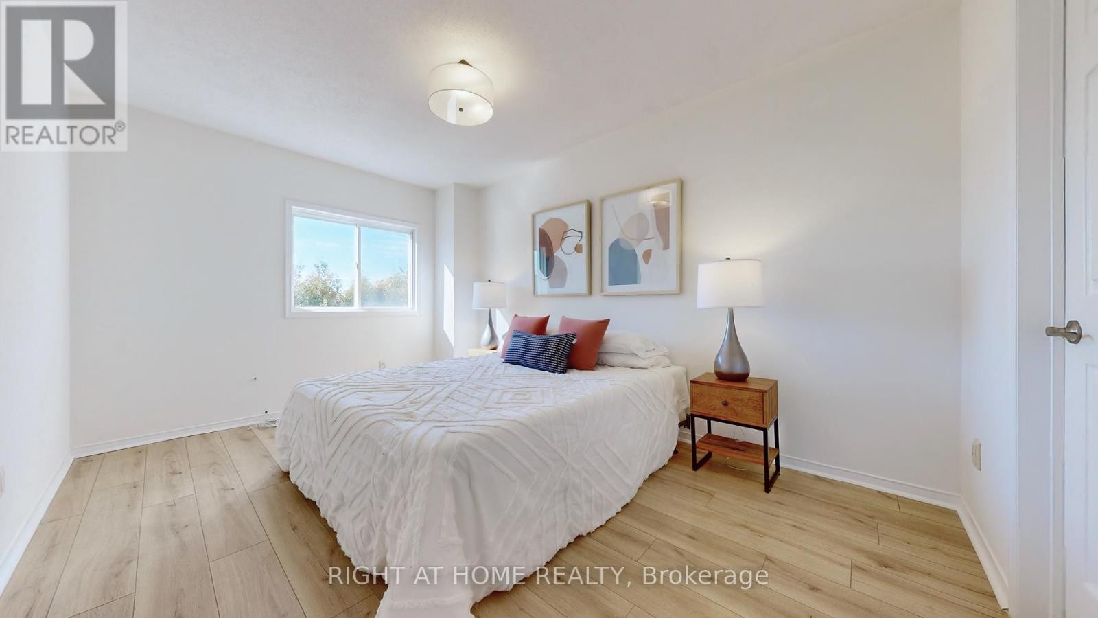 












112 CREEKWOOD CRESCENT

,
Whitby (Rolling Acres),




Ontario
L1R2K4

