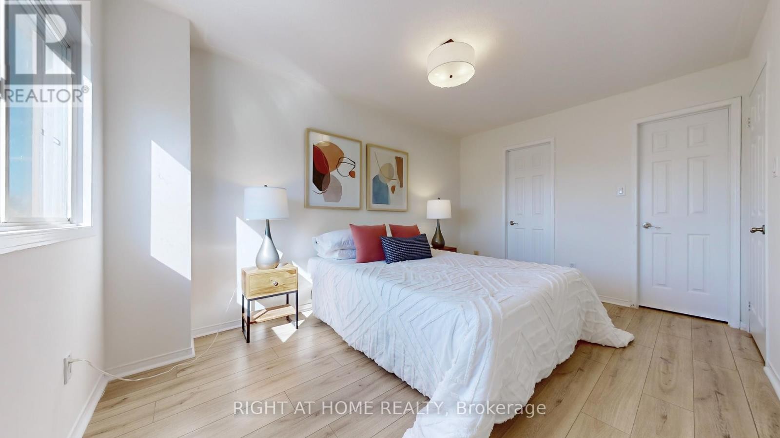 












112 CREEKWOOD CRESCENT

,
Whitby (Rolling Acres),




Ontario
L1R2K4

