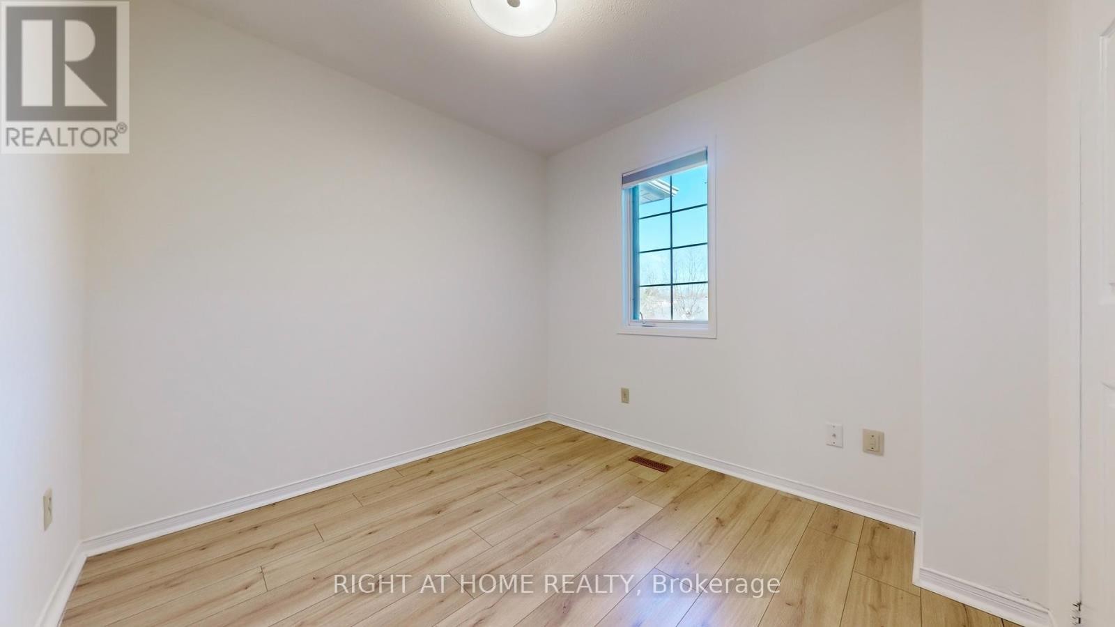 












112 CREEKWOOD CRESCENT

,
Whitby (Rolling Acres),




Ontario
L1R2K4

