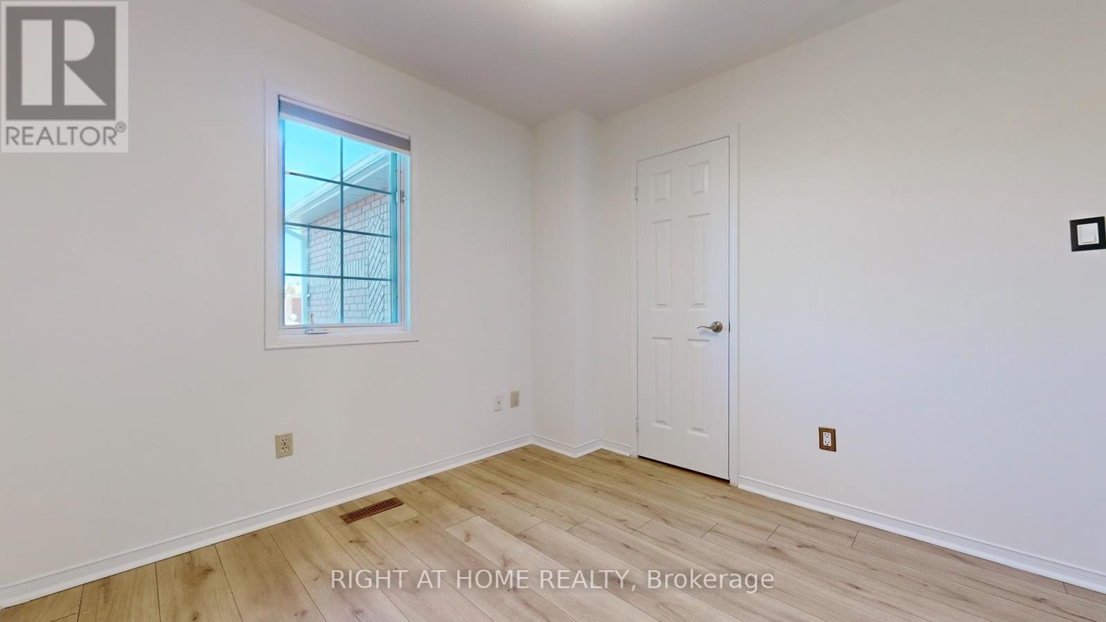 












112 CREEKWOOD CRESCENT

,
Whitby (Rolling Acres),




Ontario
L1R2K4

