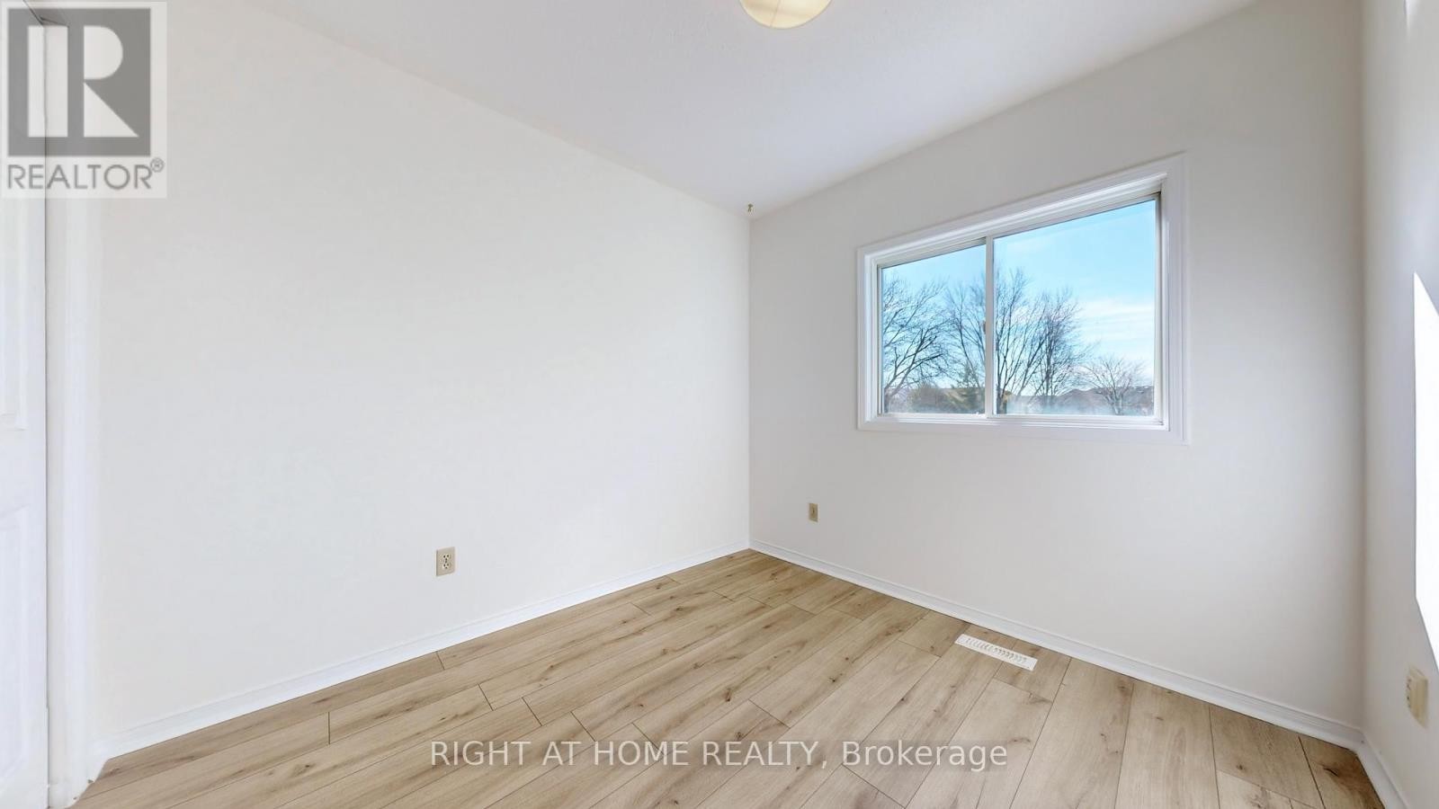 












112 CREEKWOOD CRESCENT

,
Whitby (Rolling Acres),




Ontario
L1R2K4

