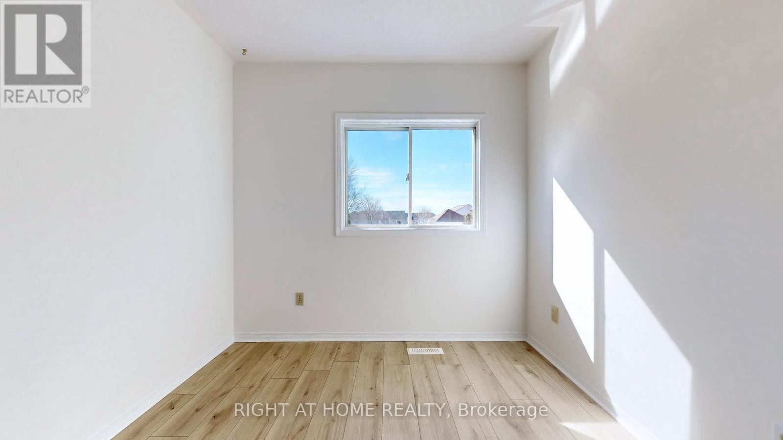 












112 CREEKWOOD CRESCENT

,
Whitby (Rolling Acres),




Ontario
L1R2K4

