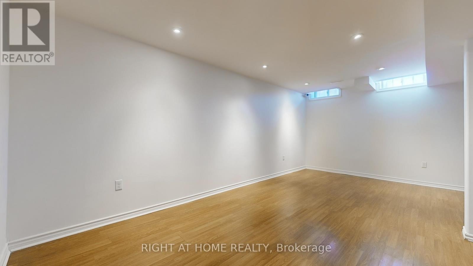 












112 CREEKWOOD CRESCENT

,
Whitby (Rolling Acres),




Ontario
L1R2K4

