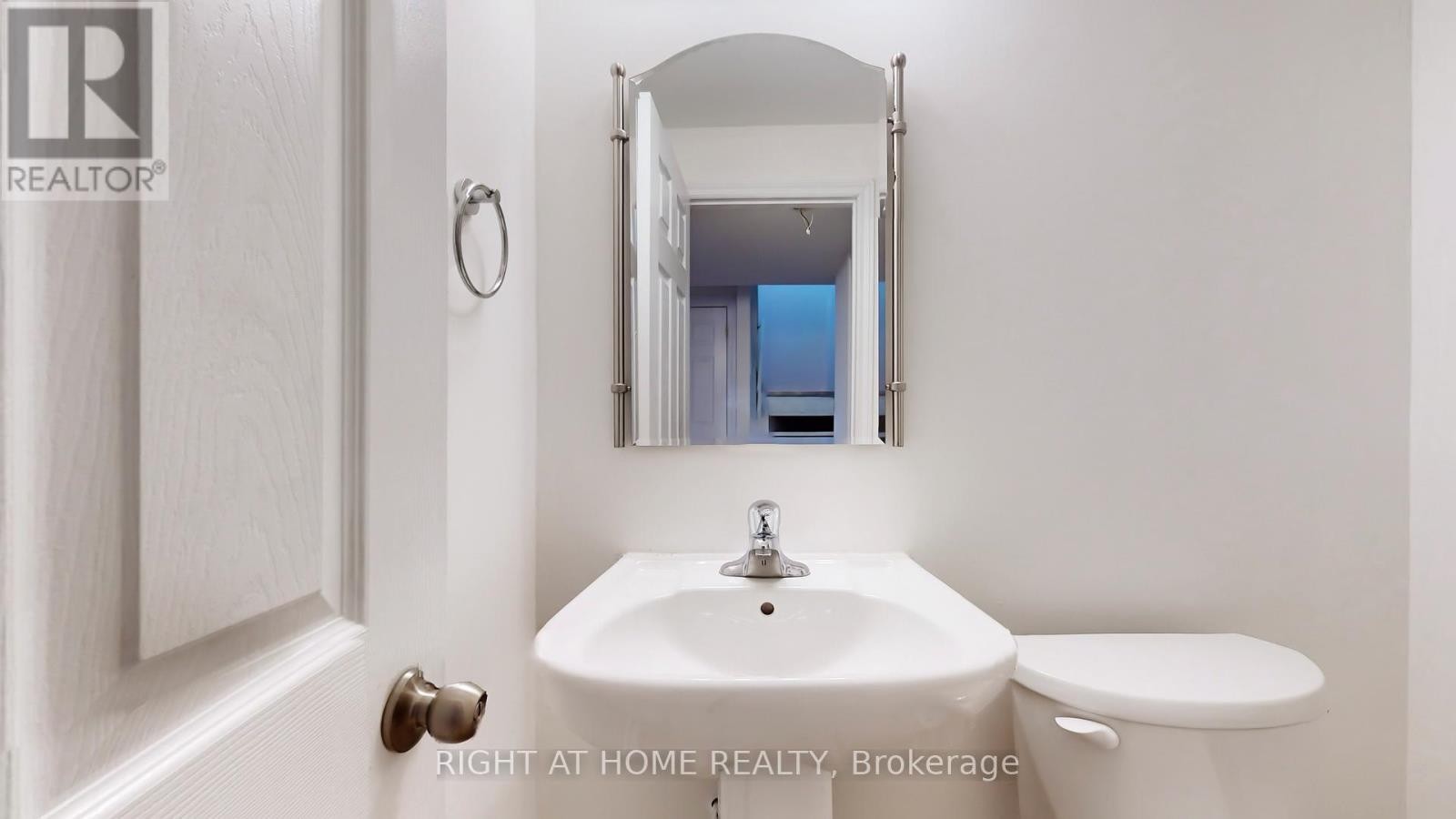 












112 CREEKWOOD CRESCENT

,
Whitby (Rolling Acres),




Ontario
L1R2K4

