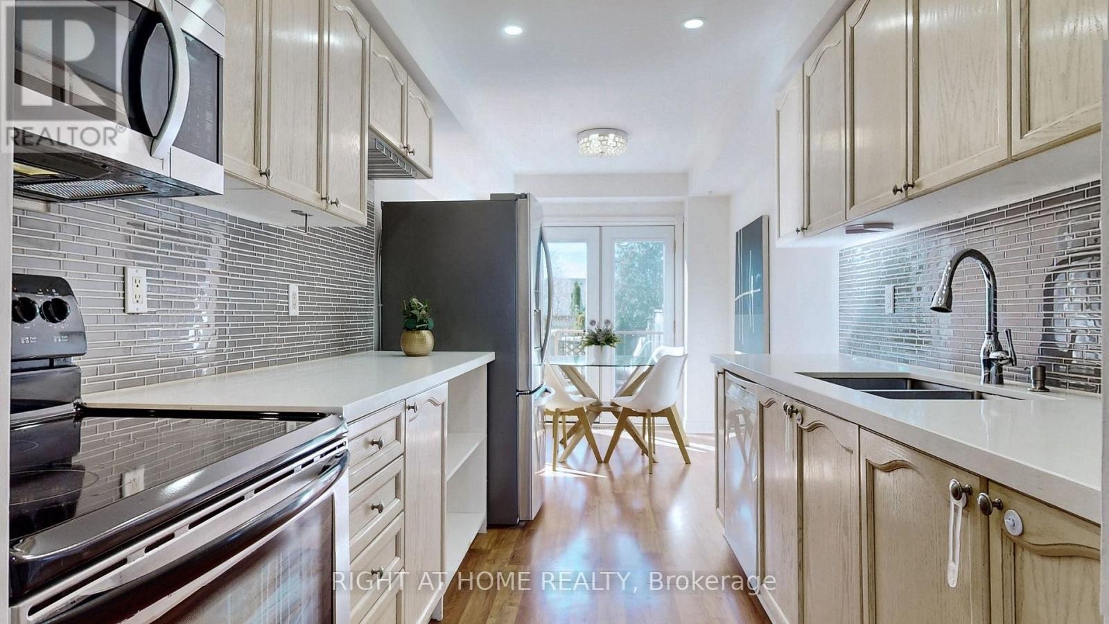 












112 CREEKWOOD CRESCENT

,
Whitby (Rolling Acres),




Ontario
L1R2K4

