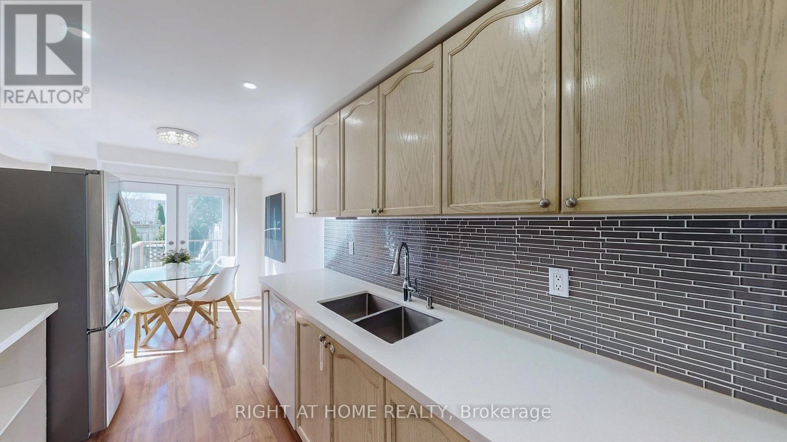 












112 CREEKWOOD CRESCENT

,
Whitby (Rolling Acres),




Ontario
L1R2K4

