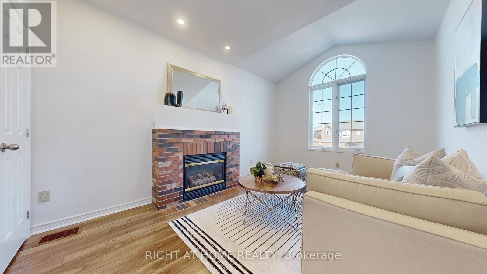 












112 CREEKWOOD CRESCENT

,
Whitby (Rolling Acres),




Ontario
L1R2K4

