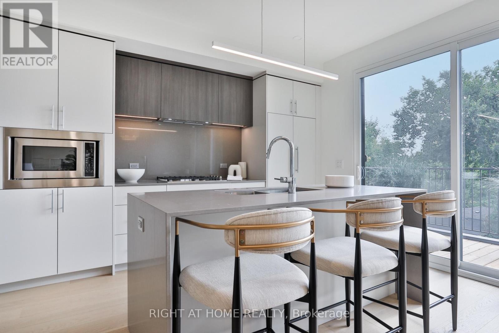 












SKY - 2343 GERRARD STREET E

,
Toronto (East End-Danforth),




Ontario
M4E2E6

