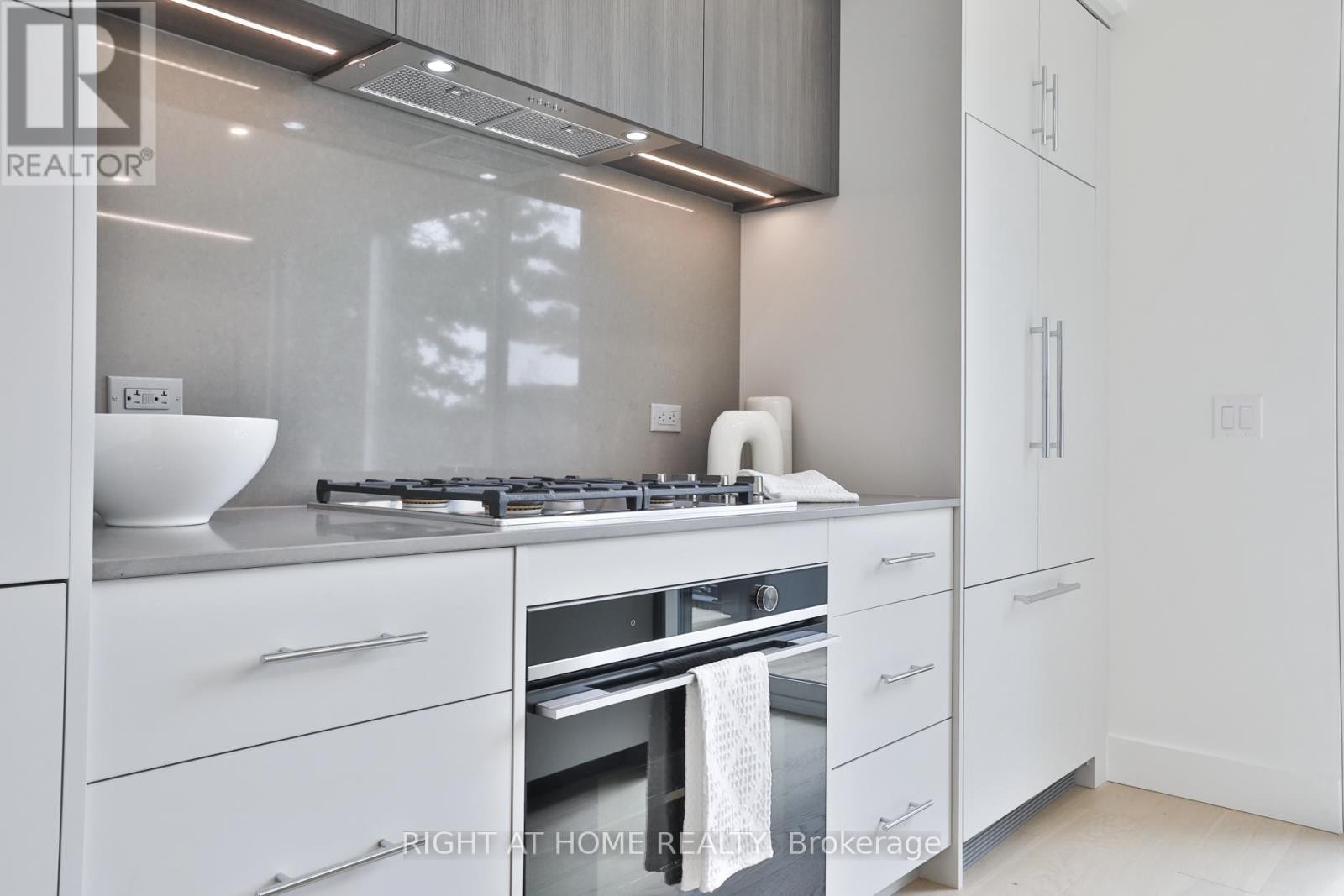 












SKY - 2343 GERRARD STREET E

,
Toronto (East End-Danforth),




Ontario
M4E2E6

