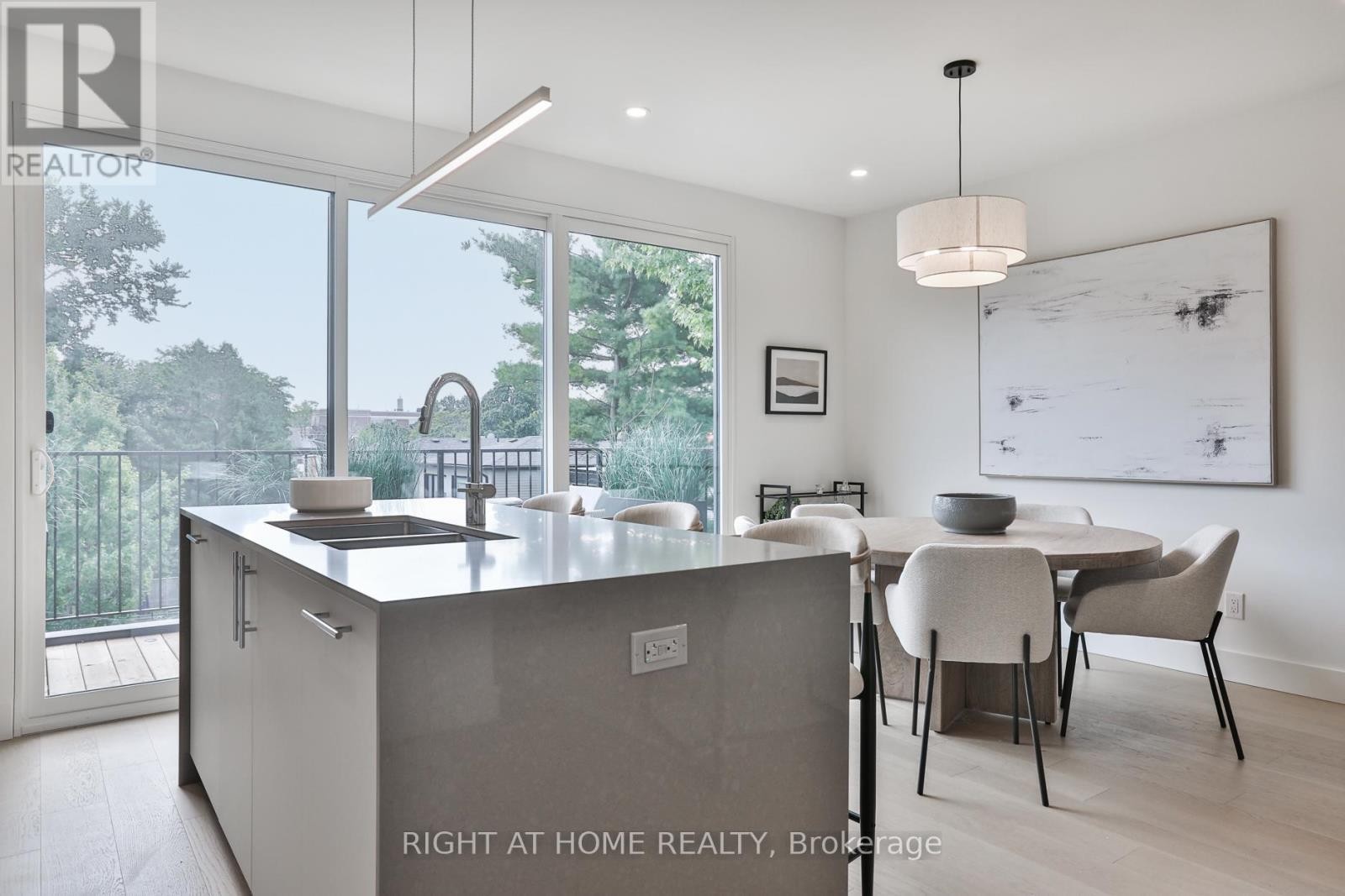 












SKY - 2343 GERRARD STREET E

,
Toronto (East End-Danforth),




Ontario
M4E2E6

