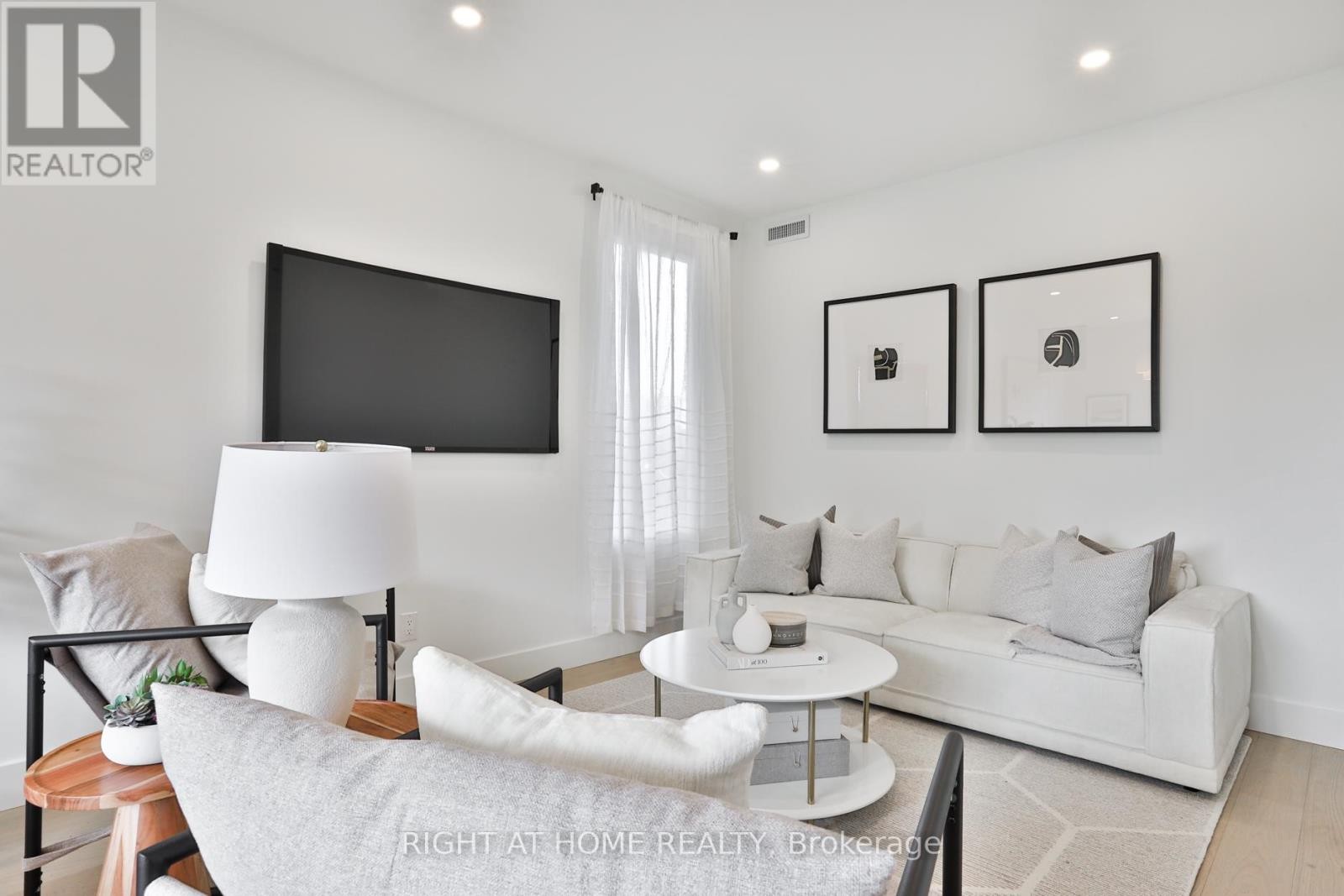 












SKY - 2343 GERRARD STREET E

,
Toronto (East End-Danforth),




Ontario
M4E2E6

